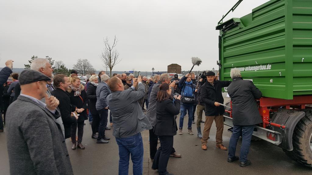 bauern_mv's tweet photo. Heute startet die neue Imagekampagne unserer Landwirte in Mecklenburg-Vorpommern. #LandwirtschaftMV https://t.co/cjJE6W9qE1