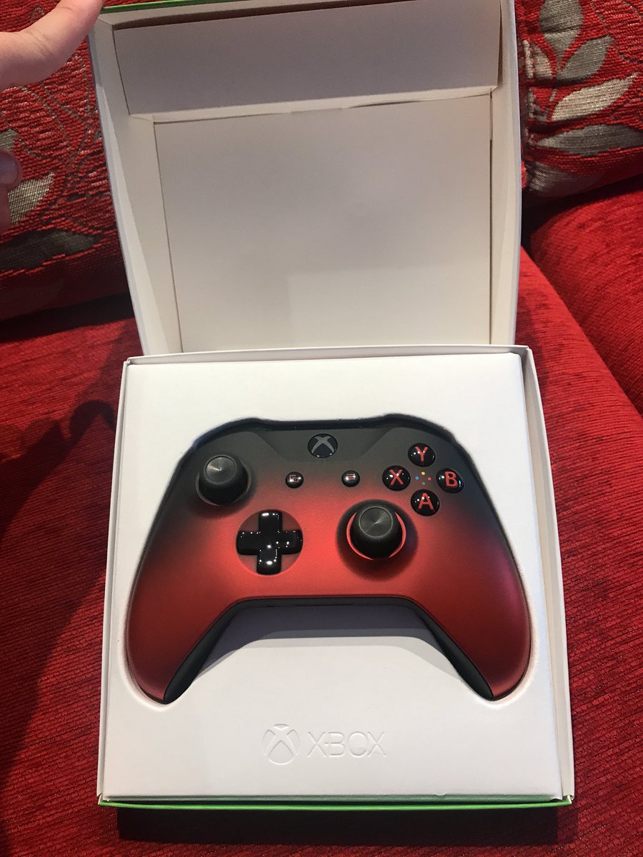 jona5392's tweet photo. Pues recien llegado de Microsoft Store @Xbox_Spain #Precioso #VolcanoShadow https://t.co/6zrbQqmTHe