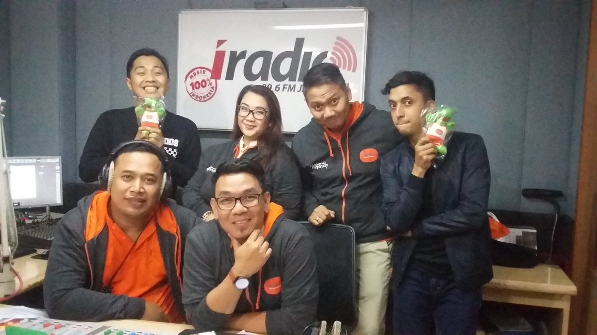 iSwaraJKT's tweet photo. Terimakasih @HARRIShotels udah ngobrol seru bareng @kamalrasyid sama @angganggok ya #MasihSoreSore https://t.co/aJnZtnGZLb