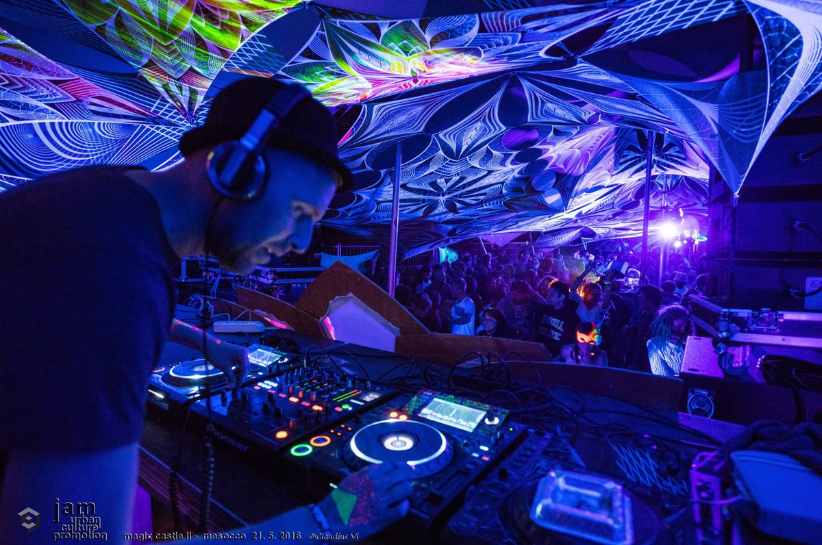 The new label deejay "Askari" performing at Magic castle 2015.