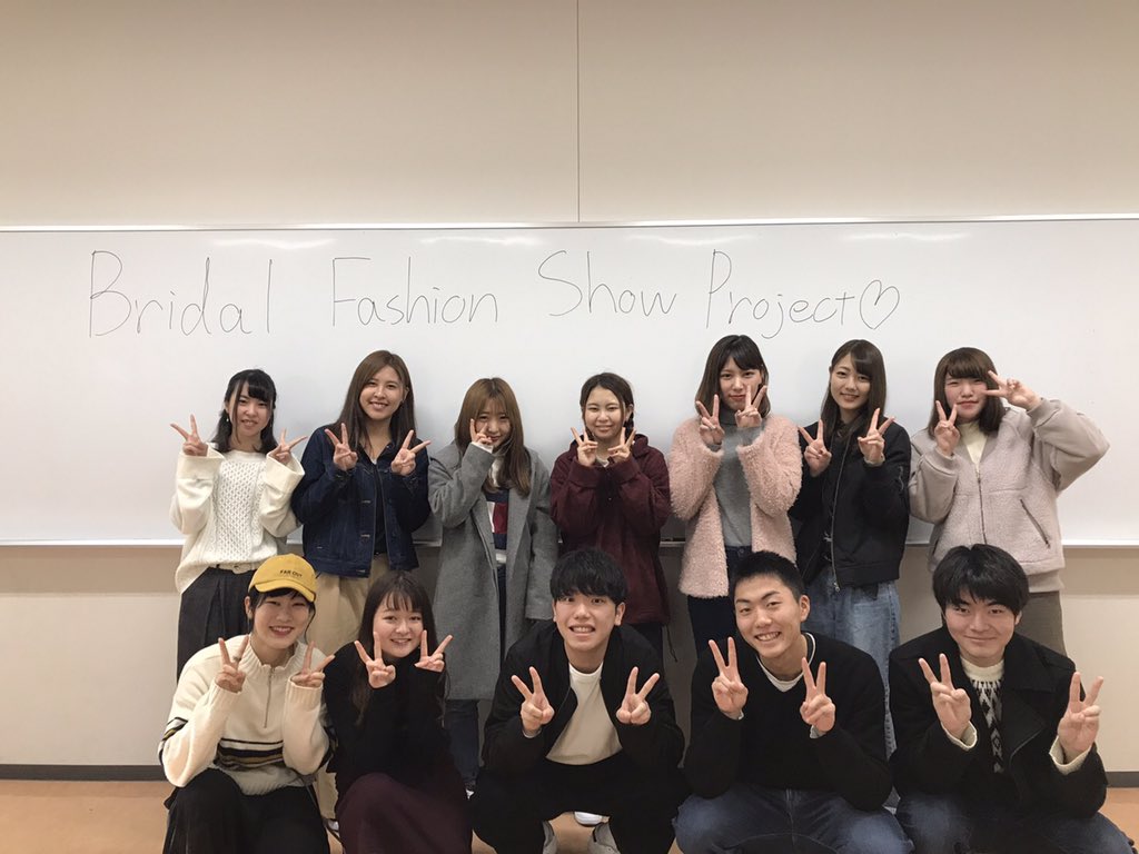 こんばんは！昨日は撮影の様子をお見せしましたが…今日は一緒にショーを盛り上げてくれる１年生の方々を紹介いたします😌💗
装飾や演出ともに、一緒に頑張っていくので、応援よろしくお願いします🌼
↑１年生＆↓装飾班

気になることや、興味がある1年生がいらっしゃいましたらお気軽にDM下さい！