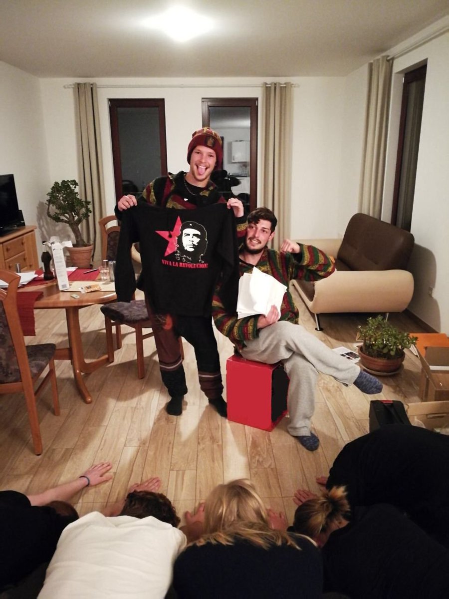 talk2moveBERLIN's tweet photo. Ein #Dreamteam! Daniel und Lukas haben beide je 10 neue Unterstützer für die #aktionweltkinderhilfe gewonnen! Wir verneigen uns gleich mit vor euch :) #talk2move #manpower #bettertogether https://t.co/KCGFiIOYiO