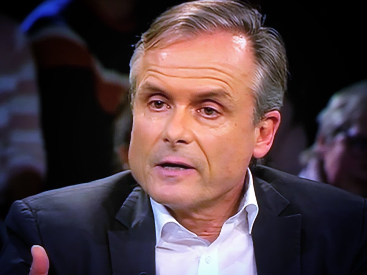 simzwitschert's tweet image. „Soziale Netzwerke sind kein Stammtisch. Es ist die Öffentlichkeit. Dort herrscht ein Umgangston, den ich entsetzlich finde. Man kann sich dem keine 10 Minuten aussetzen.“ 

Journalist und Schriftsteller #AxelHacke über die Verrohung des Umgangs miteinander. #MarkusLanz