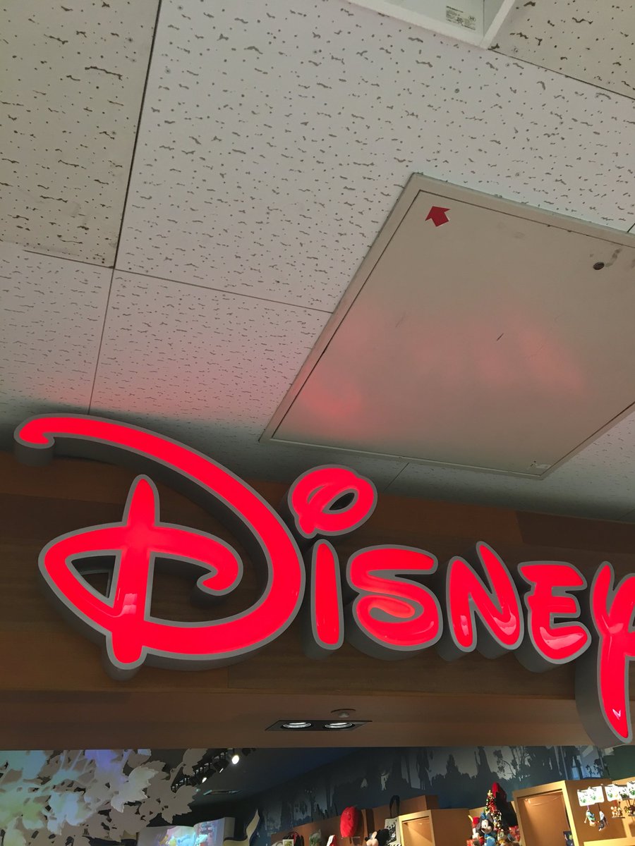 D D 横浜に来たら必ず寄っちゃうディズニーストアそごう店 D パフェクリ流れてた