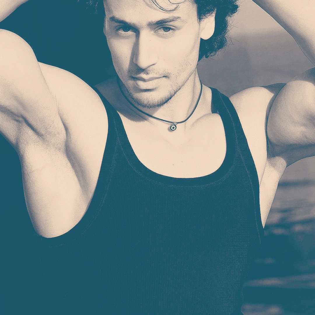 iamdarshan3333's tweet photo. @iTIGERSHROFF - GOOD MORNING TIGERIANS 🌸🌹😊😘 #shoot #blackorwhite #tigershrofffans #michaeljacksonfan #danceaction #starboy #hero #heropanti #style #anasingh #ayeshashroff #headshot #photography https://t.co/JcHHnV28d0