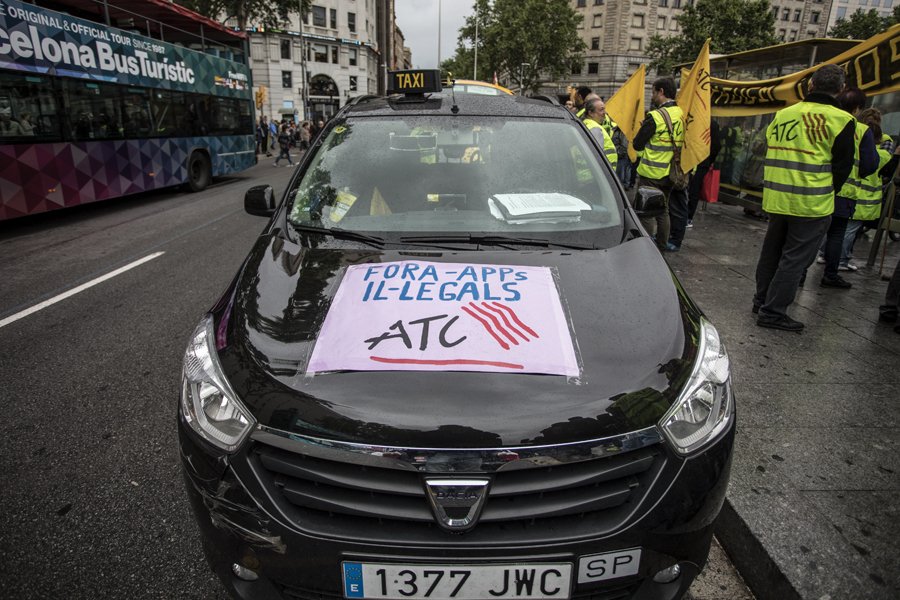 La_Directa's tweet photo. Nova vaga del taxi contra la "competència deslleial" d'#Uber o #Cabify. Vam explicar el conflicte a la #Directa430: https://t.co/eTZ5FhSr39 Per @crespix #vagataxi #Taxienlucha https://t.co/FN0kLRte4u