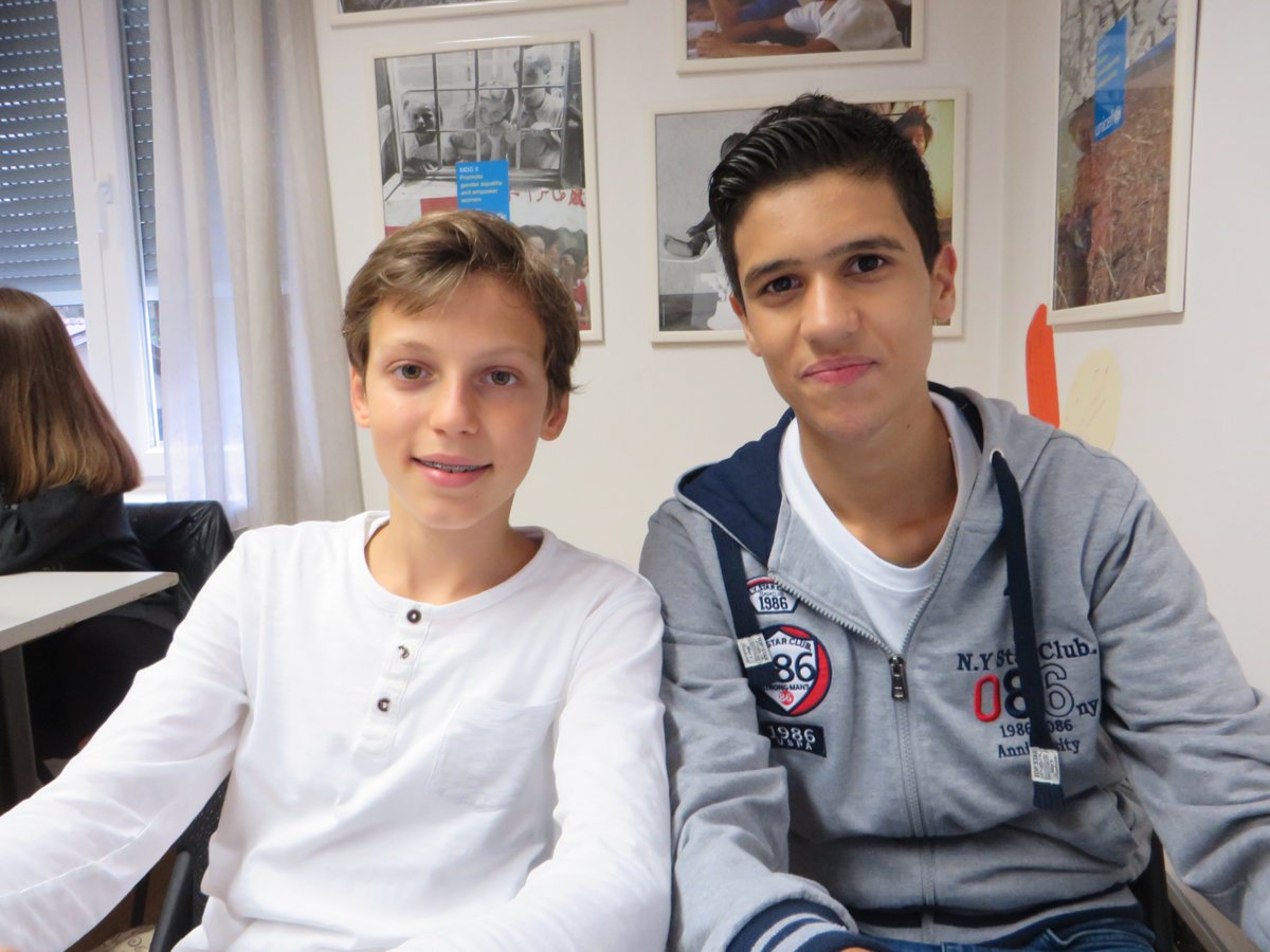 UNICEFsi's tweet photo. 😊 Kako o prijateljstvu razmišljata Waleed iz Sirije in Lovro iz Slovenije? "Komunikacija je bila na začetku velika težava, vendar to ni ustavilo najinega prijateljstva. Ugotovila sva, da imava več skupnega, kot sva si predstavljala." #write2unite https://t.co/uuzZFHlevA https://t.co/Q49cA2X49g