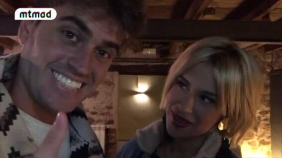 chiprodea's tweet photo. Y lo orgulloso que esta de su Chica!!! Le encanta que lo mime!!! Sus mechitas, el corte de pelo, la barbita!!! #rodriponteelbabero #ExtraRodeanos https://t.co/a7S2sNh2kb