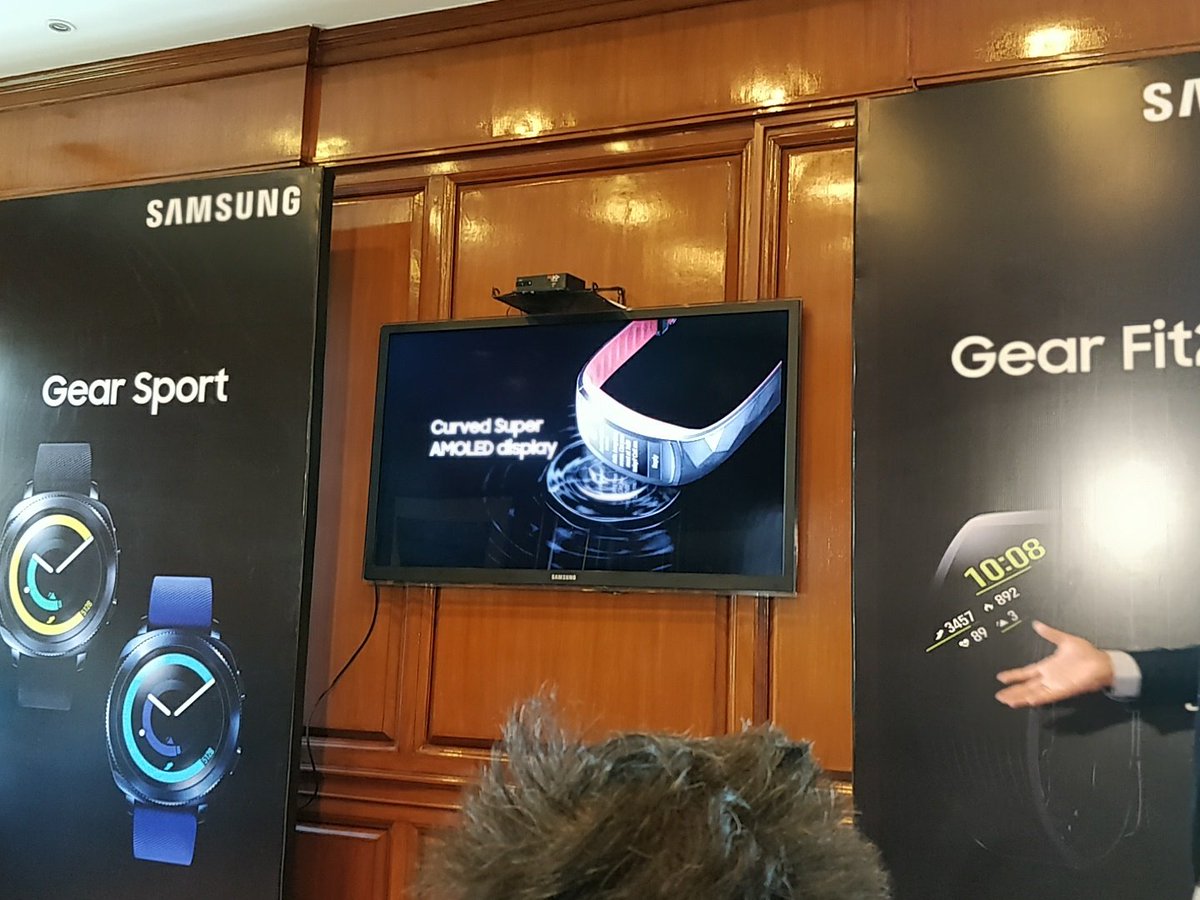 tech2eets's tweet photo. .@SamsungMobileIN #Fit2Pro has a curved 1.5 inch super AMOLED display. https://t.co/4jwxsvRPhe