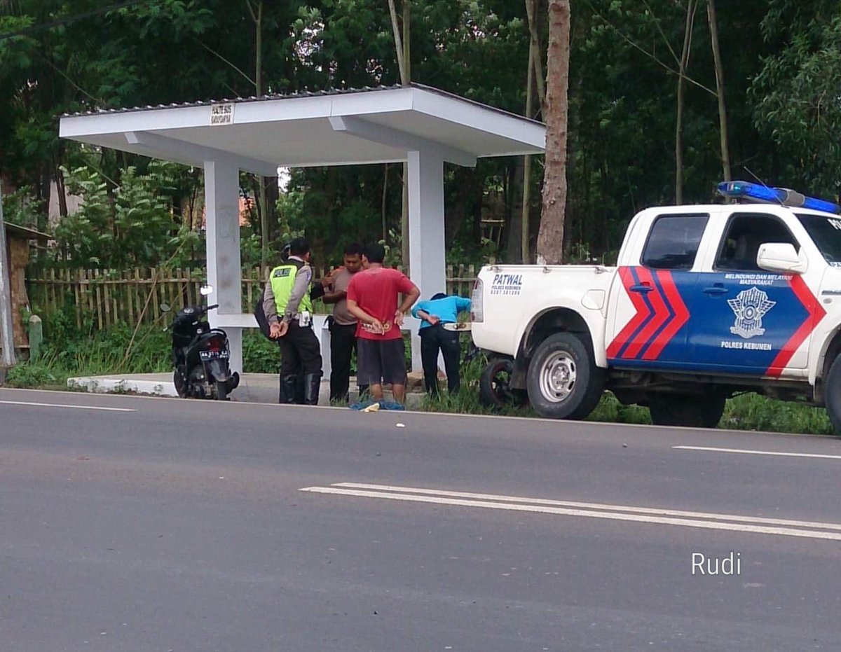 LintasKebumen's tweet photo. Lakalantas tunggal di perempatan sebelah timur RM Lestari  Karanganyar, Rabu siang. Korban warga Tambak Banyumas meninggal di lokasi. (BS) https://t.co/NGq5zOpRfs
