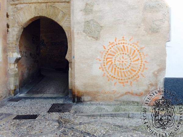 Policia_Granada's tweet photo. #NotasDePrensa 
Realizar pintadas en nuestro patrimonio puede salir caro.
“Condenado un joven a 21 meses de prisión por pintadas en el patrimonio del Albaicín”. 
Además tendrá que pagar una indemnización de 13.613€ por los daños.
Vía @IndeGranada 
https://t.co/4Efv6xI5jV https://t.co/ZHxe81Awnl