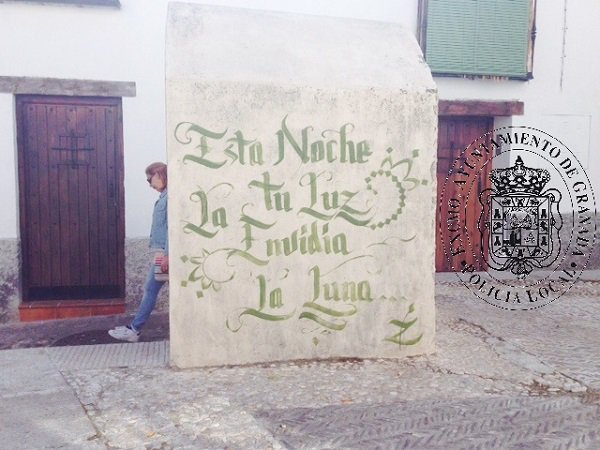 Policia_Granada's tweet photo. #NotasDePrensa 
Realizar pintadas en nuestro patrimonio puede salir caro.
“Condenado un joven a 21 meses de prisión por pintadas en el patrimonio del Albaicín”. 
Además tendrá que pagar una indemnización de 13.613€ por los daños.
Vía @IndeGranada 
https://t.co/4Efv6xI5jV https://t.co/ZHxe81Awnl