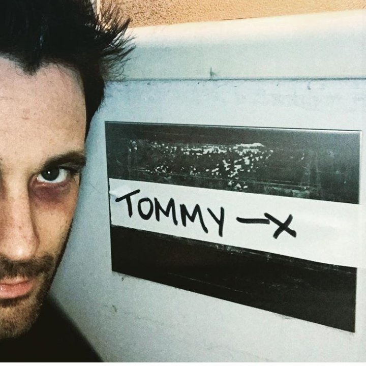 colin_donnell_'s tweet photo. Colin Donnell sur le tournage du Crossover "Crisis on Earth X" 😻 https://t.co/TGdgSGoXEG