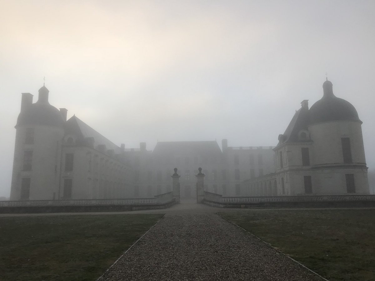 ChateauOiron's tweet photo. Un temps hivernal dans la campagne et sur le château de #Oiron ! https://t.co/EfKG6w5559