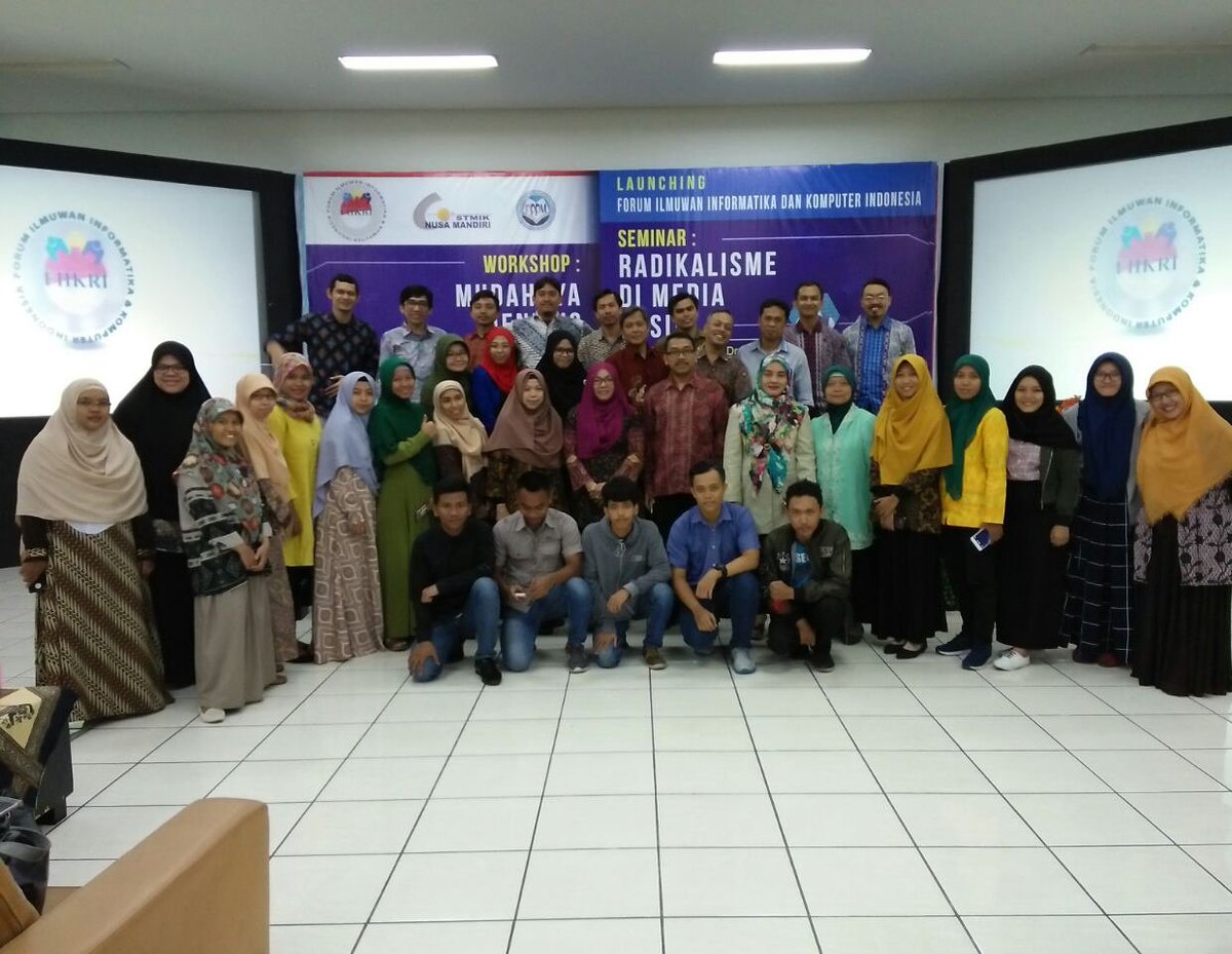 Kegiatan workshop "Mudahnya Menulis Berbasis Otak" ini ditutup dengan foto bersama oleh narasumber, peserta, ketua &amp; wakil ketua FIIKRI