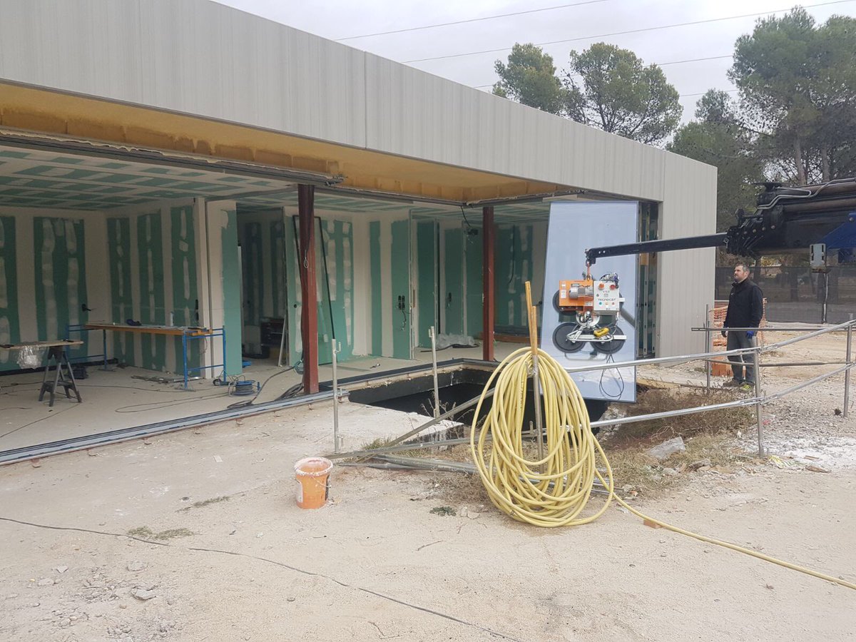 envitroams's tweet photo. Hoy acristalamos en obra, gracias a la ayuda de medios mecánicos, nuestros técnicos se enfrentan a otro importante reto. Buena suerte chicos !!! https://t.co/mgEeDZn9V3