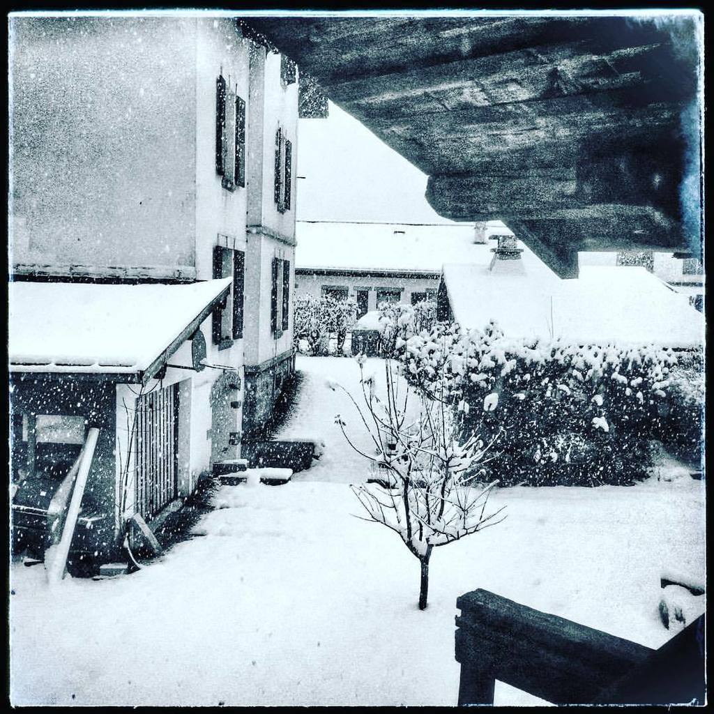 EchoBaseCHX's tweet photo. #grandmontets open at the weekend, #snow on the valley floor? Looks like we might have a winter #chamonix (at Echo Base Ski et Surf) https://t.co/VsmYBccUDe
