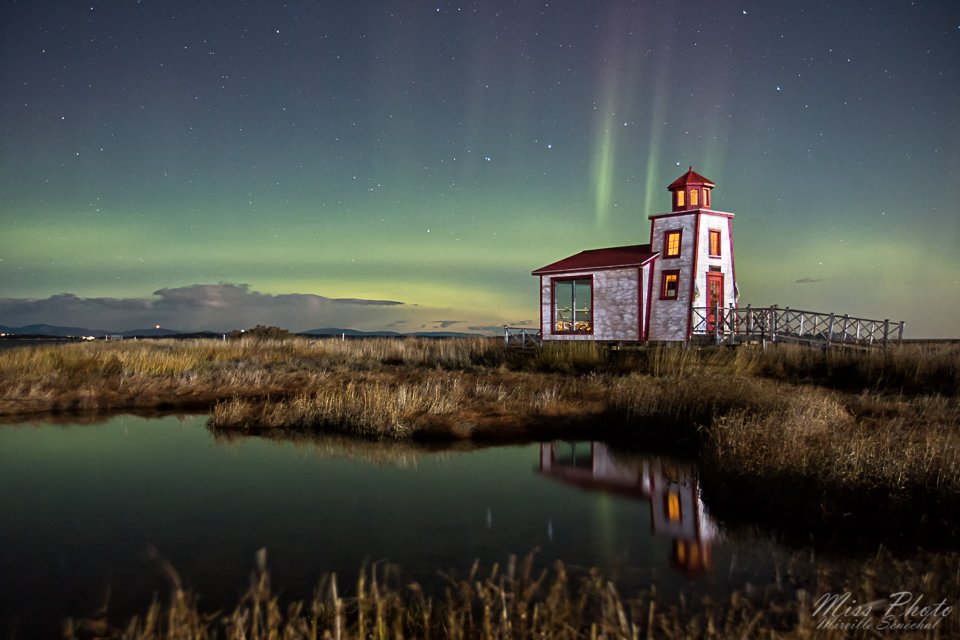 larose_desvents's tweet photo. Envie de voir les cieux s'illuminer de multiples couleurs? Voici l'article qui vous explique comment voir et photographier les aurores boréales! 
https://t.co/J8SIeD6BMQ https://t.co/2Wu5UZfDjH