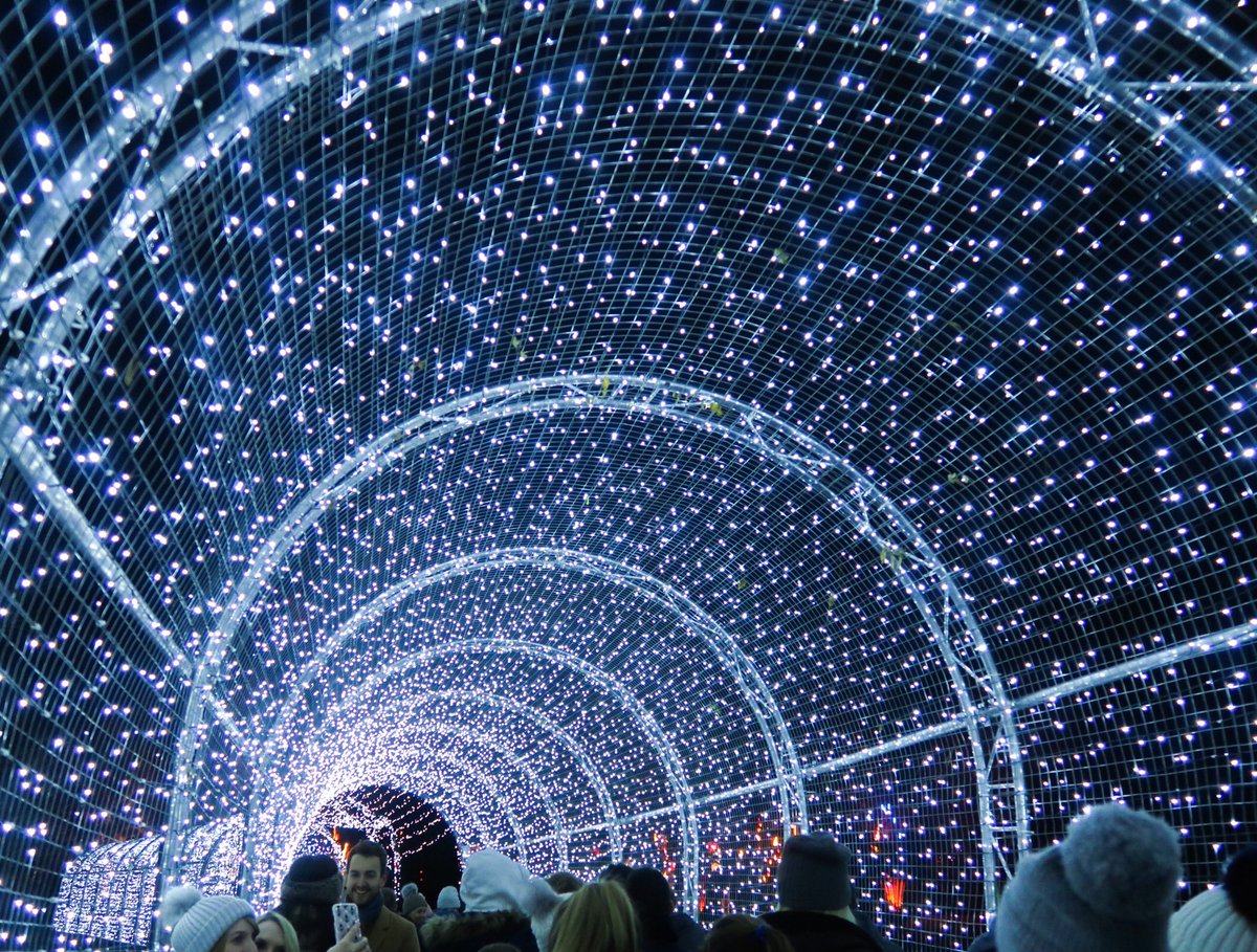 visitlondon's tweet photo. If you needed a reason to visit #KewatChristmas this winter, look no further! 💖
A beautiful, sparkly #Londonin4 of @kewgardens by @wandering_quinn! 💫🌟✨
https://t.co/XJybNB68Iw