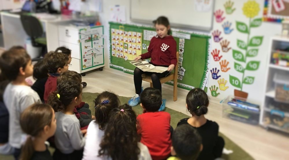 izmirSEV's tweet photo. Özel İzmir SEV İlkokulunda “Reading Buddy” etkinliğinde, 4.sınıflarımız 1. Sınıflarımıza, 3. Sınıflarımız da Anaokulu öğrencilerimize kitap okuyor. #Readingbody #SEVİzmir #SEVliOlmak #SEVgiyleyirmiyıl https://t.co/Zp2SxQHnti