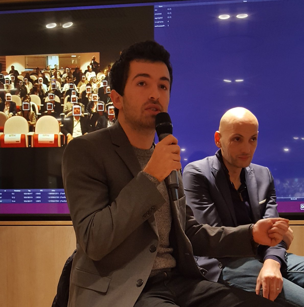 Strategies's tweet photo. .@xavfischer : "@DatakaLab a travaillé avec la @SNCF pour savoir où les gens stressent dans les gares... Résultats : les gens stressent aux toilettes car c'est payant et dans les files d'attente des magasins Relay." #datasecrets https://t.co/YUM6yFQFMa