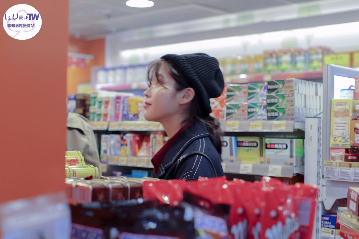 LiXin13's tweet photo. 171126 IU  香港機場 高清飯拍

Cr. IU 李知恩 I&amp;U愛나 台灣應援首站
【轉載請註明，嚴禁二改】
https://t.co/mFYUWaK5sY https://t.co/T4DaQzgdYA