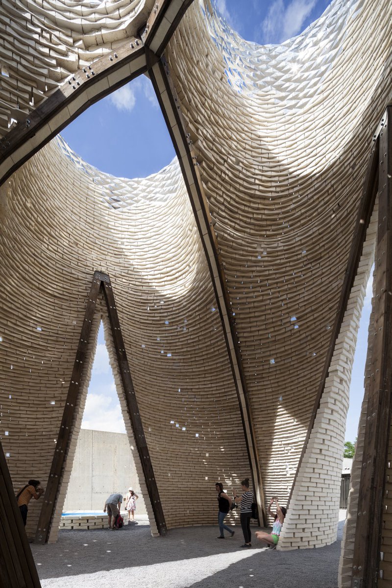 Hy-Fi, MoMA PS1, 2014: A compostable, temporary structure made from bricks of cornstalks and mushrooms, placed in a mold and hardened into a lightweight solid that eventually dissolves #architecture #design #pavilion #sustainability #NYC:
instagram.com/p/Bb9wgoWHO1d/…