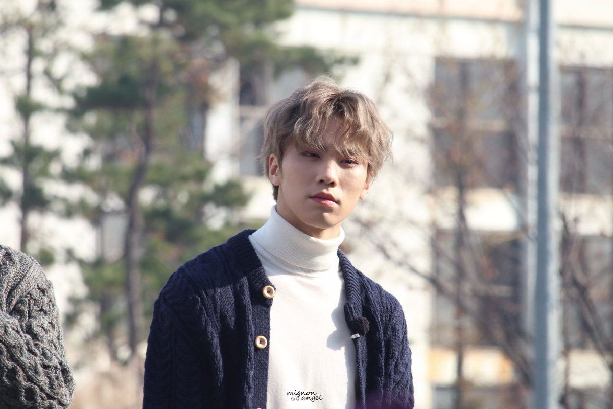 ||17.11.28|| 더쇼 미니팬미팅
헤헤...컴터가 이상한거였구낭...고치고왔어요 ㅋㅋㅋㅋㅋㅋㅋ

우리 애기 이뻐 죽어❤️

<a href="/offclASTRO/">ASTRO 아스트로</a> #아스트로 #ASTRO #라키 #BARAM #니가불어와