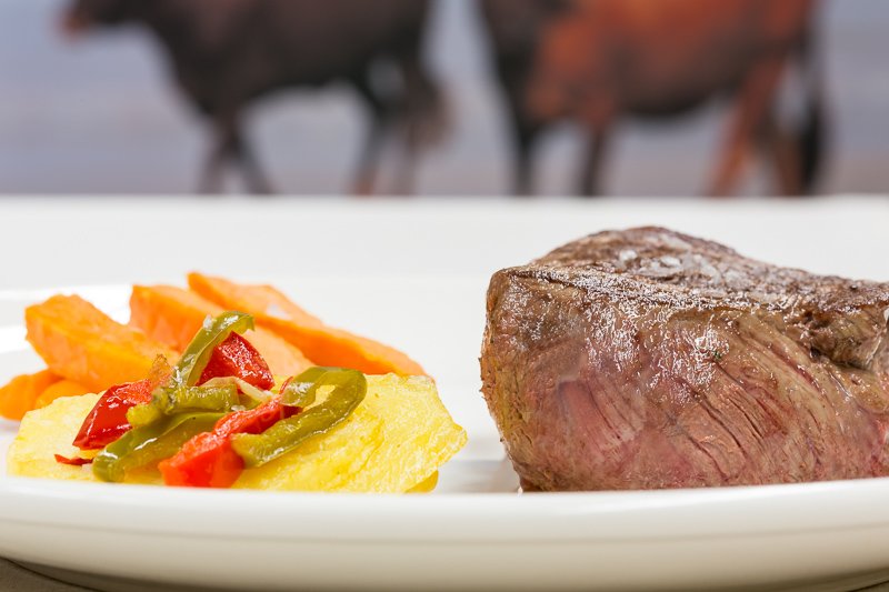 Boloniarestaura's tweet photo. Solomillo de retinto acompañado de una buena guarnición.
#boloniarestaurante #atunrojoyretinto #edificioexpo #isladelacartuja #sevilla
📷 @lapinzafoto https://t.co/7idbxD5LnH