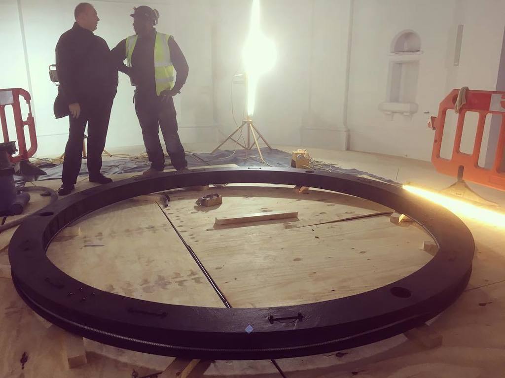 artfoundryman's tweet photo. #installation of the #alterlight for #staugustine #hammersmith #manufactured and #cast at @hargreavesfndry #halifax #Yorkshire #castiron #madeinhalifax #ukmanufacturing #ironfoundry https://t.co/gOFErTlAWz https://t.co/WwiQrSMR3g