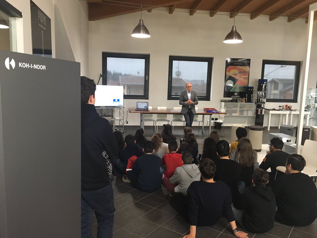 la_cricca's tweet photo. Il dott Marvelli spiega ai ragazzi della 3 media dell'istituto Galilei la storia del diamante KOH I NOOR #pmidayvarese #pmiday2017 https://t.co/Le0xD8J60f