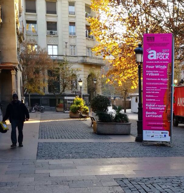 AITZINAA's tweet photo. El cartel de nuestro festival solidario de Folk, en el centro de #Vitoriagasteiz. Este fin de semana tenemos conciertos, talleres de instrumentos y danza irlandesa, teatro para niños... Entradas: https://t.co/BPAvgzKrAe. En solidaridad con los afectados por #ataxiatelangiectasia https://t.co/H9mOubLQUv