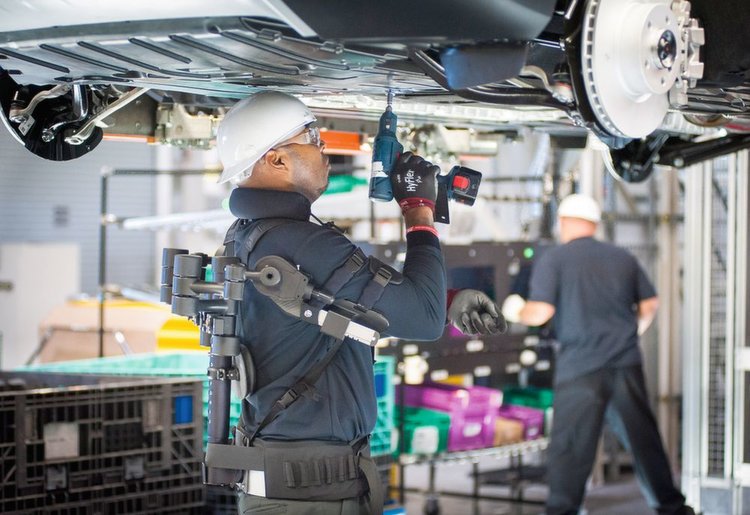 Bei Audi &amp; Ford ist der Einsatz von Exoskeletten mindestens genauso beliebt wie im Rehasektor. Im Automobilsektor gehören Exoskelette immer mehr zum Industriealltag. Für mehr Wohlfühlzone am Arbeitsplatz informieren Sie sich hier: goo.gl/Af5WPq <a href="/BMWGroup/">BMW Group</a>