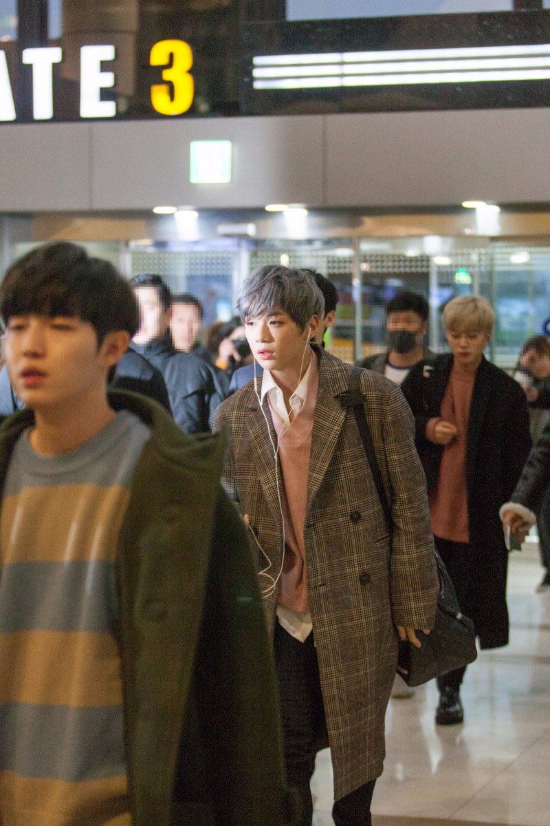 공항패션 끝판왕 !!!😎✌
#강다니엘 #공항패션 #강다니엘코트 
#LAP #강다니엘공항 #체크코트