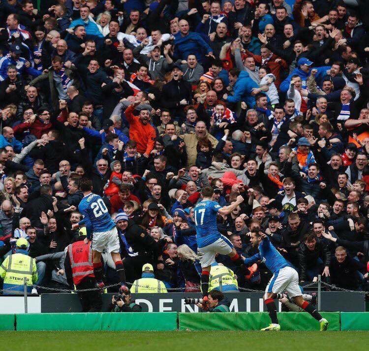 Footballtweet's tweet photo. When someone tells you that football has lost it’s passion. 😍🙌 https://t.co/OaucIaSlXx