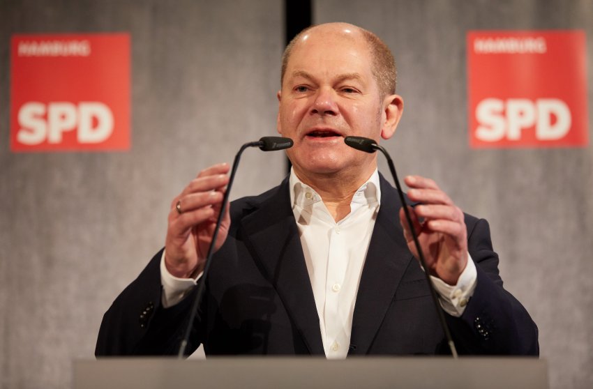 derspiegel's tweet photo. SPD vs. Union: Scholz wirft Merkel "eklatante Führungsschwäche" vor https://t.co/e637QXnqXW https://t.co/z3qdF8uGBz