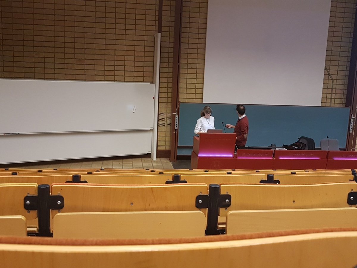 Fijebye's tweet photo. Problemen som uppstår när gästföreläsare vill ha den Största! Salen. För en klass på cirka 50 https://t.co/t5nuj34JlT