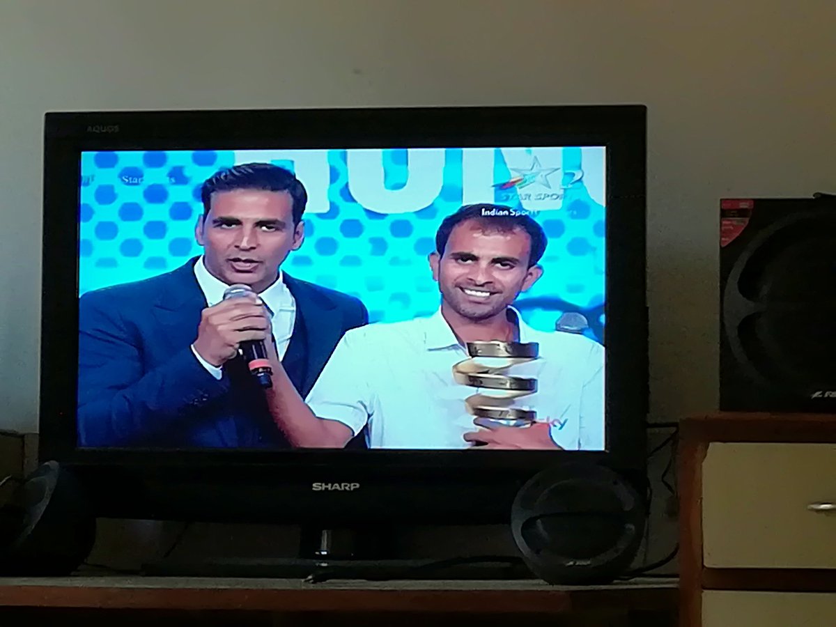 AnkitShah09's tweet photo. Man standing besides @akshaykumar sir deserves respect from each &amp; every single of us. He's gonna start running from #Baghaborder &amp; going to complete a round from #Jammu to #Kanyakumari, around 5500km. Just he wants to dedicate his run to the #IndianSoldiers. 🙌 #SameerSheikh https://t.co/vYniaCAJbQ