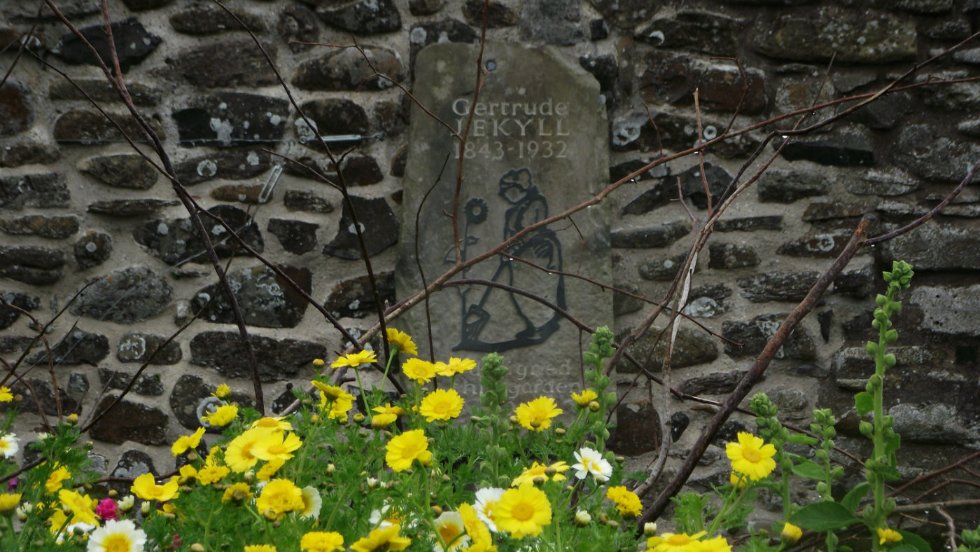 Happy 174th Birthday to the inspirational horticulturalist and Garden Designer Gertrude Jekyll who created over 400 gardens in the US, UK and Europe
#gardendesign #googledoodle #womeninscience 
ow.ly/a3gN30gSZIX