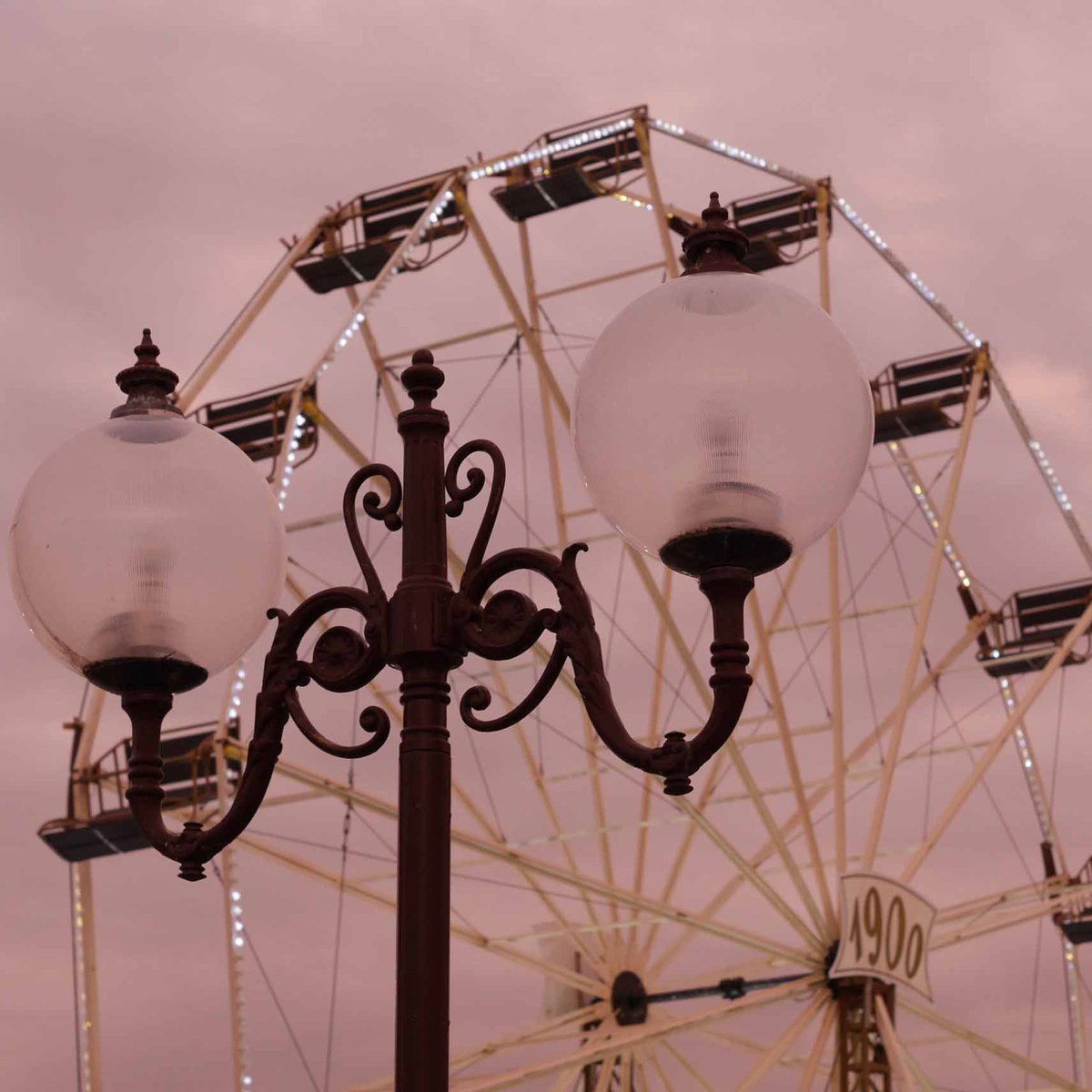 P6 Best of 2017 Les vacances d'été à <a href="/Chatelaillon_OT/">M</a> 
 La fête foraine au coucher du soleil #BattlePhoto