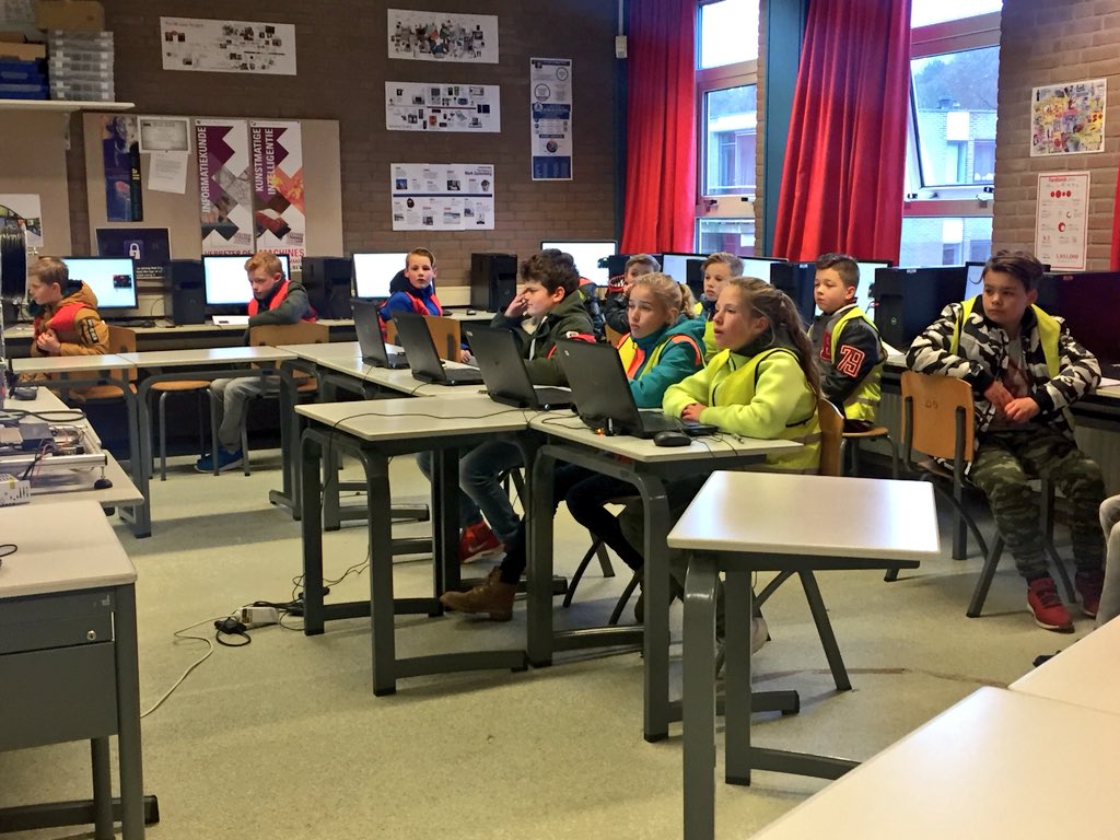 MeesterDanielvH's tweet photo. We zijn bij het @rolandholst voor twee proeflessen. Eerst een les informatica. https://t.co/f3zi1RYMMk