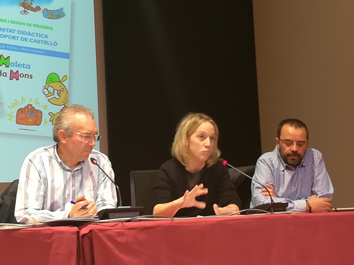moncamahort's tweet photo. Presentació de materials didactics "l"aeroport al col.le" al menador.Exemple de col.laboració entre entitats diferents. #CsCefire https://t.co/jHRnfTqndA