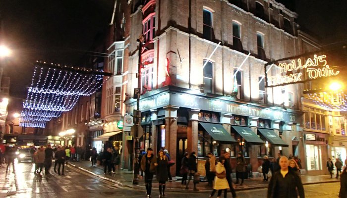 Dublin: kersttruien meezingen in de pub: world-of-blogs.nl/store_page/dub… world-of-blogs.nl/store_page/dub…