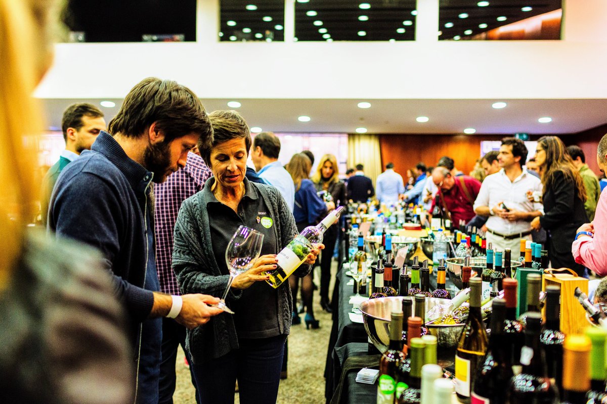 Compra fácil (e entrada mais rápida no evento) na Bilheteira Online do Adegga WineMarket Lisboa 2016:
- 15 € - Prova de mais de 600 vinhos.
- 40 € - Bilhete Loja. 60 € - Bilhete Loja Duplo.
- 50 € - Bilhete Sala Premium.
Bilheteira Online: pt.adegga.com/bilheteira/