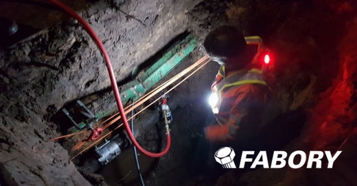 FaboryBE's tweet photo. Light-Vest  is een uniek product dat, hen die dagelijks werkzaam zijn in donkere en slechte weersomstandigheden, ondersteunt. Het product is een verlichtingsvest dat de werkomgeving tot wel  5 meter verlicht. #SafetyFirst @Light_Vest
https://t.co/5CCBUHTKm3 https://t.co/ypuK8h4Gs5