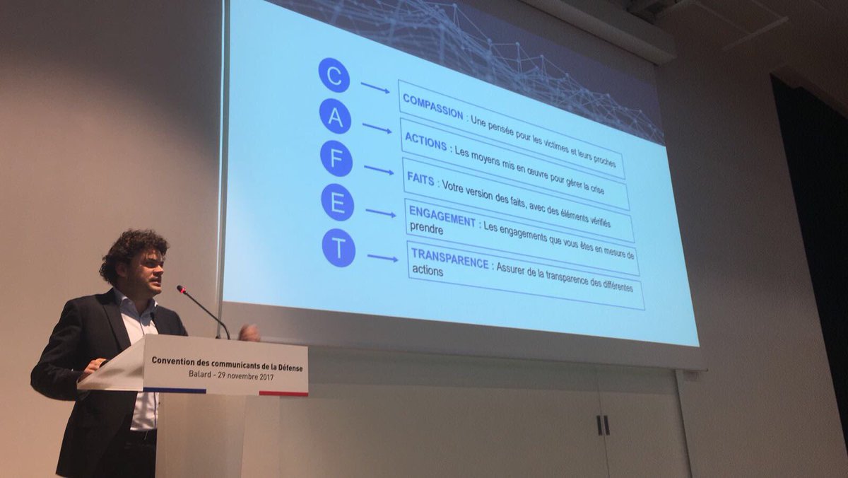Armees_Gouv's tweet photo. Fin d’intervention, merci @JosephTibo pour cette expertise en #communication et gestion de crise. À suivre : plénières interactives juridique et mission cinéma.
#ConvComDef2017 https://t.co/Og7E4tHXbf