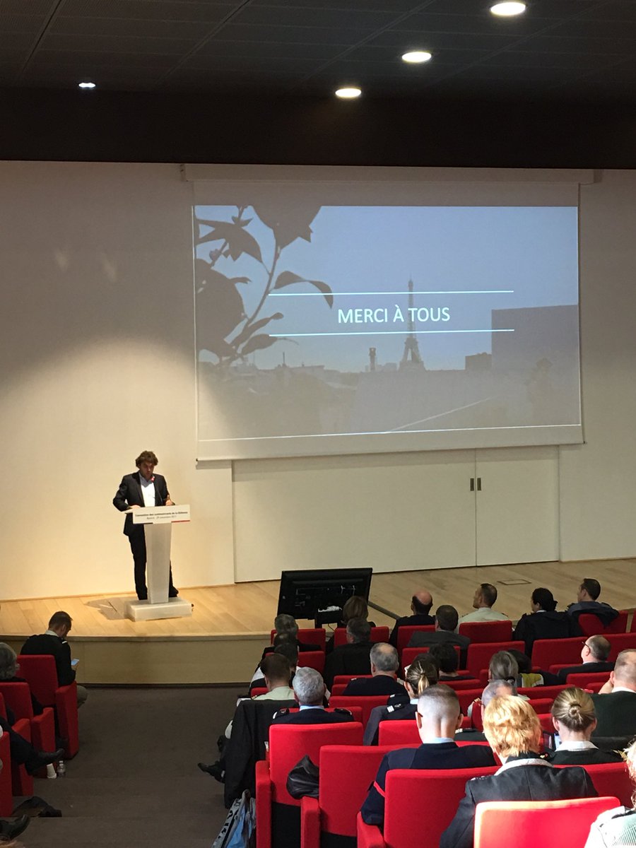 Armees_Gouv's tweet photo. Fin d’intervention, merci @JosephTibo pour cette expertise en #communication et gestion de crise. À suivre : plénières interactives juridique et mission cinéma.
#ConvComDef2017 https://t.co/Og7E4tHXbf
