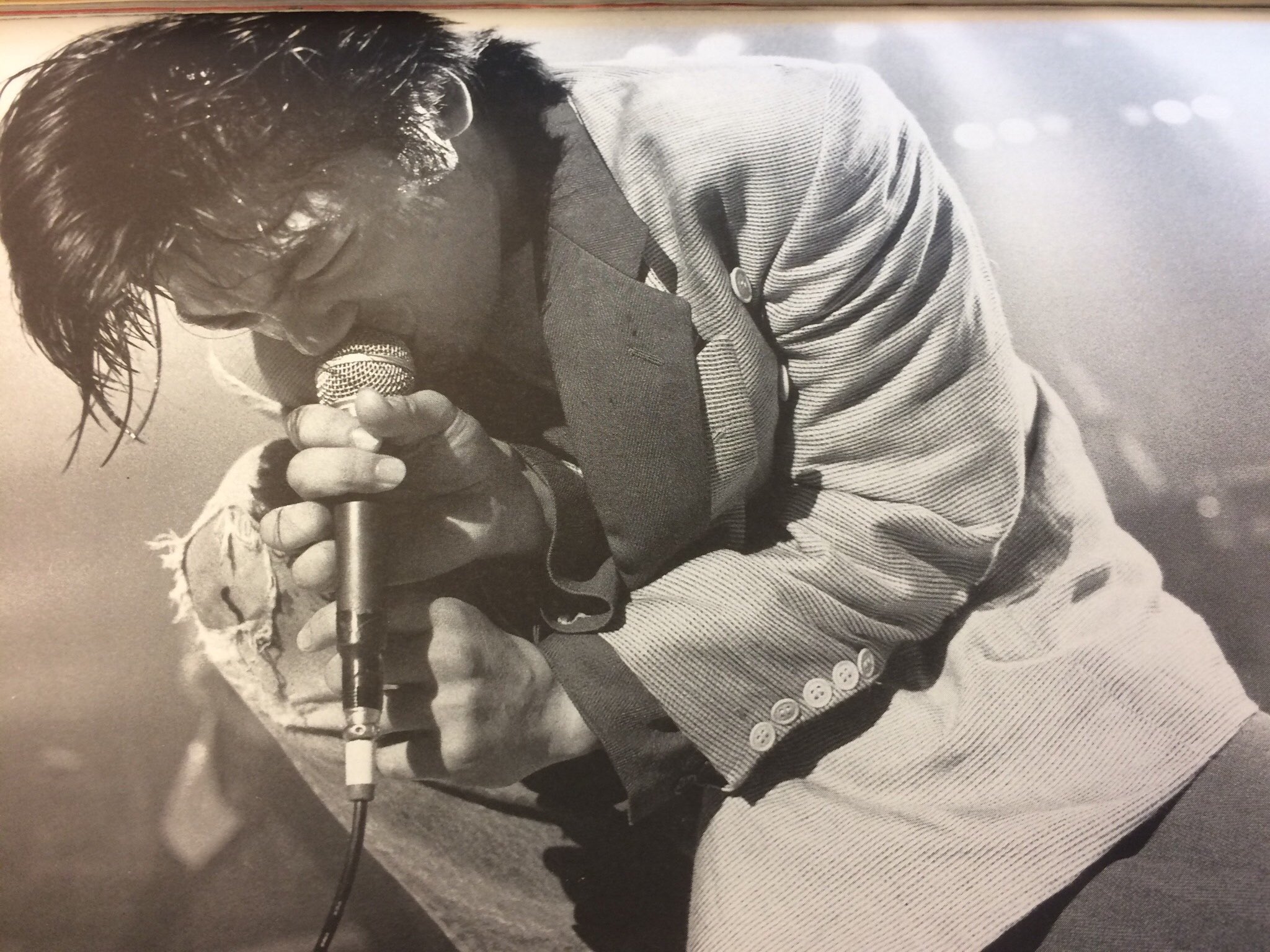 いさむ 好きなミュージシャンメモ 尾崎豊 今日は尾崎の誕生日 52歳でした 写真は30年前の横須賀のライブで この日は珍しくジャケットのみではなくもう一枚着込んでいる 珍しいスタイルでした 尾崎豊52歳17年 T Co Ch0jqajxzj