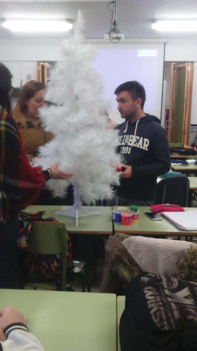 Reinacomercio2's tweet photo. Preparando la actividad que llevaremos a cabo el día 4 de Diciembre @JoseRamon_ACO  @Alberto_ACOA @FP_eel11   #CE1718 #FPMálaga https://t.co/bOHUrQ4fug