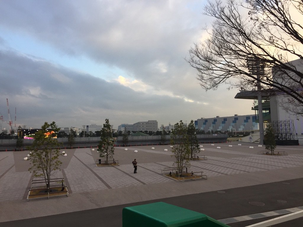 FURUGI_FESTIVAL's tweet photo. 古着店が集結するフリーマーケットイベント「FURUGI FESTIVAL 2017」が2017年12月3日、東京都品川区にある大井競馬場で開催されます！この広いUMILE SQUARE（ウマイルスクエア）に古着屋さんが大集結！ https://t.co/pFUImjYXgu